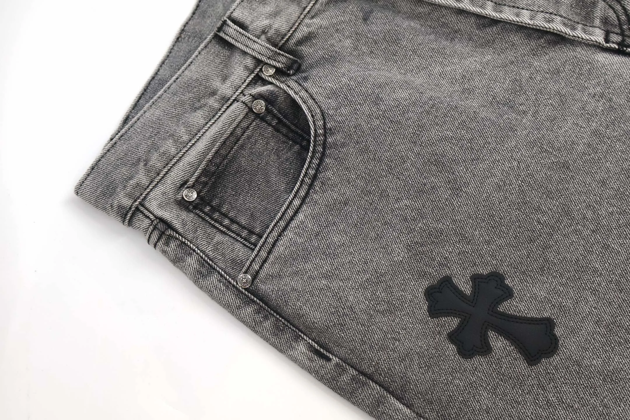 🅿️800 [Exclusive supply] CH Crow Heart Cow King jeans (grey), using genuine levis502 as the base plate, purchased the original version at 5W, heavily washed, frayed and distressed, customized cowhide cross, dyed and fixed to prevent color fading. Fully right-angle fit hand embroidery thread, a total of 5 small silver nails on the whole body, 1 silver medal, 5 Cross Scout flower buttons. The silver content is 85%. It is not made of 925 silver because the silver content is too high and it will easily turn black and oxidize, which affects the appearance. The printing adopts the garment screen water slurry printing process. Size:32/34/36/38